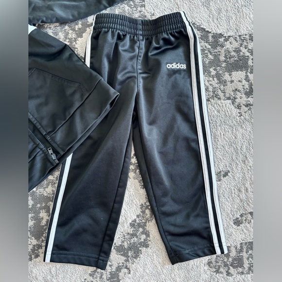 18 M baby matching adidas set - Picture 4 of 4